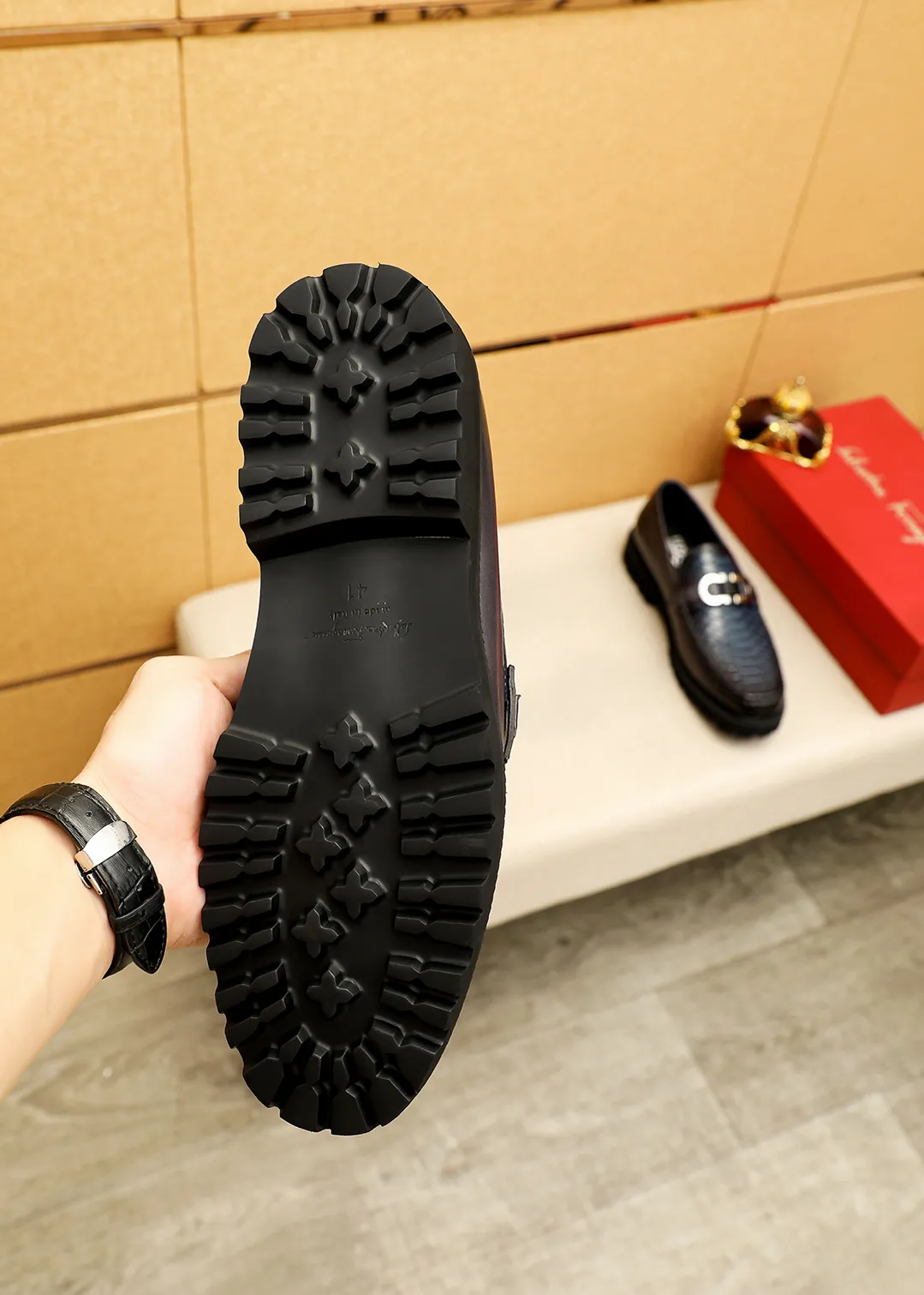 Men's shoes 💰560 💐 Product trademark: Ferragamo "Ferragamo" casual leather shoes Regular size: 38-44 (45.46🉑️customized) Product materials: Selected imported first-layer calfskin embossed upper + original hardware buckle, imported water-dyed cow leather lining. Strong three-dimensional visual effect, original outsole color: 2 colors available